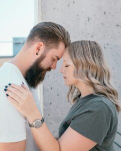 Explore recurring relationship patterns, emotional disconnection, and insecurity in dating. Build healthier, more secure and fulfilling relationships.